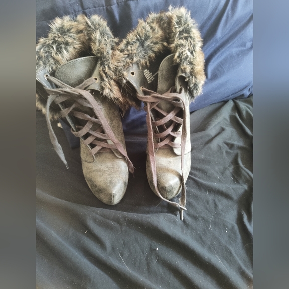 Gray high heels with cute fur - Picture 2 of 3